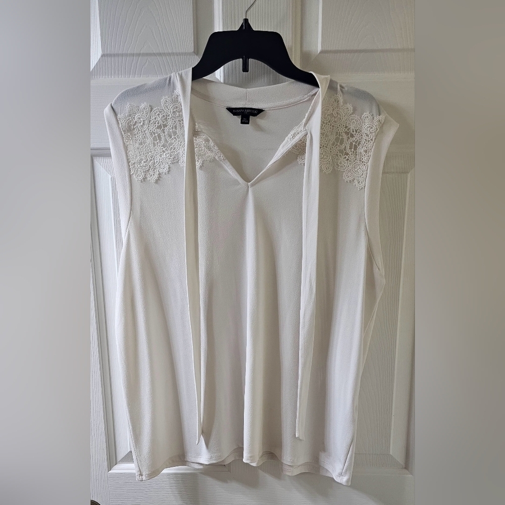 Banana Republic Sleeveless Cream Lace V Neck Tie Lace Trim Top